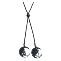 Collana nera per coppie con due ciondoli a forma di luna su sfondo bianco