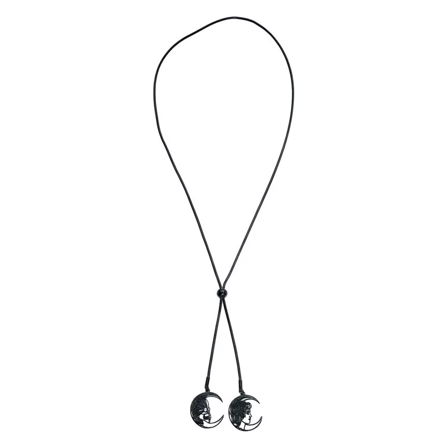 Collana unisex nera con due ciondoli a forma di luna e volto su sfondo bianco