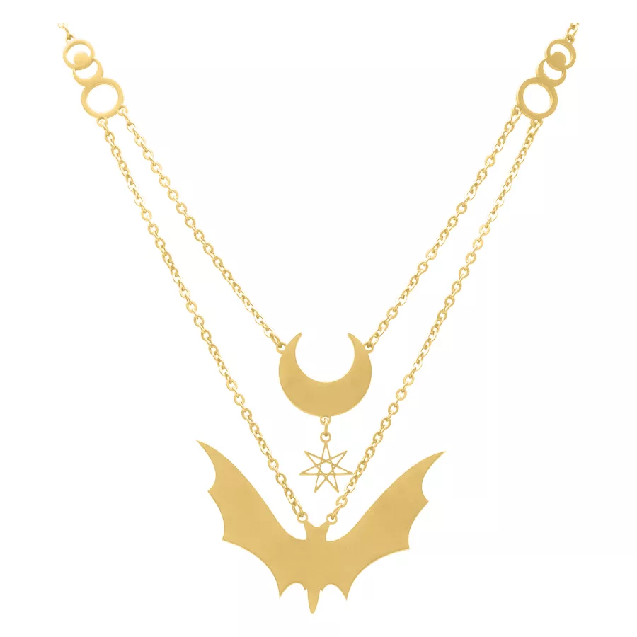 Collana d'oro con ciondolo a forma di luna e pipistrello su sfondo bianco