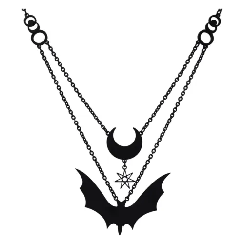 Collana nera con ciondolo a mezzaluna e pipistrello su sfondo bianco