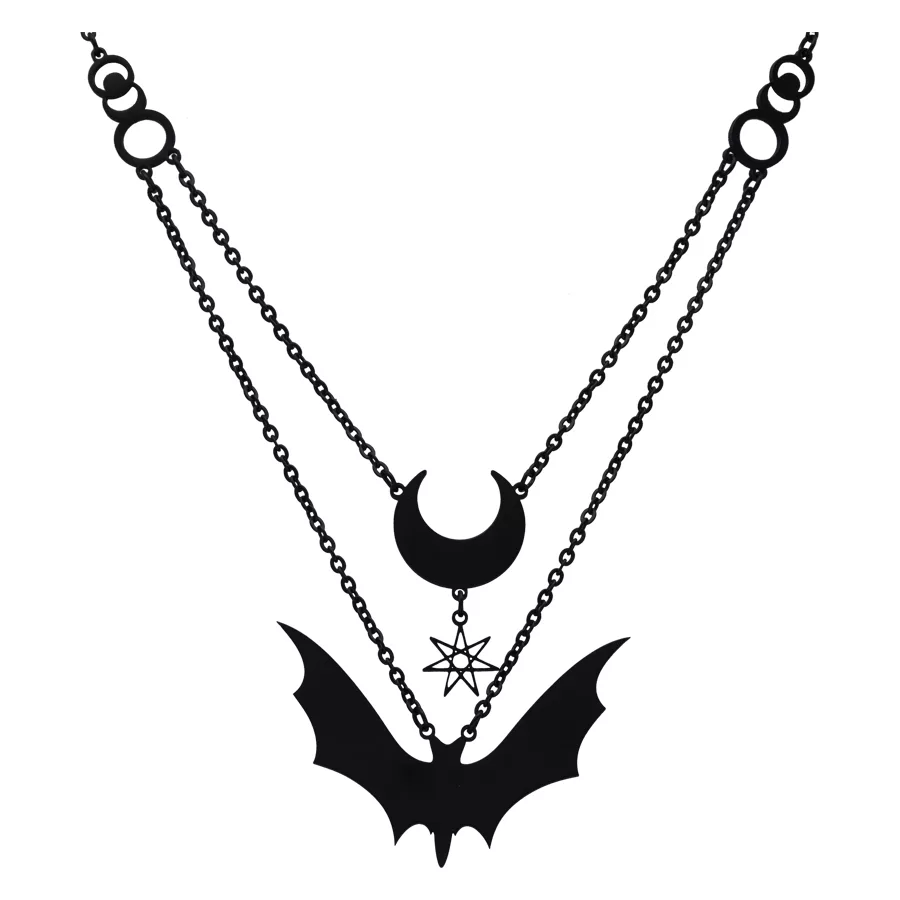 Collana nera con ciondolo a mezzaluna e pipistrello su sfondo bianco
