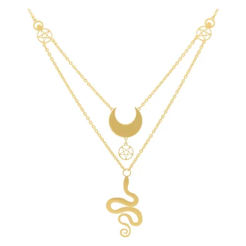 Collana d'oro a due fili con mezzaluna e ciondolo a forma di serpente su sfondo bianco