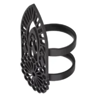 Anello nero in acciaio chirurgico con motivo dettagliato di basilica su sfondo bianco