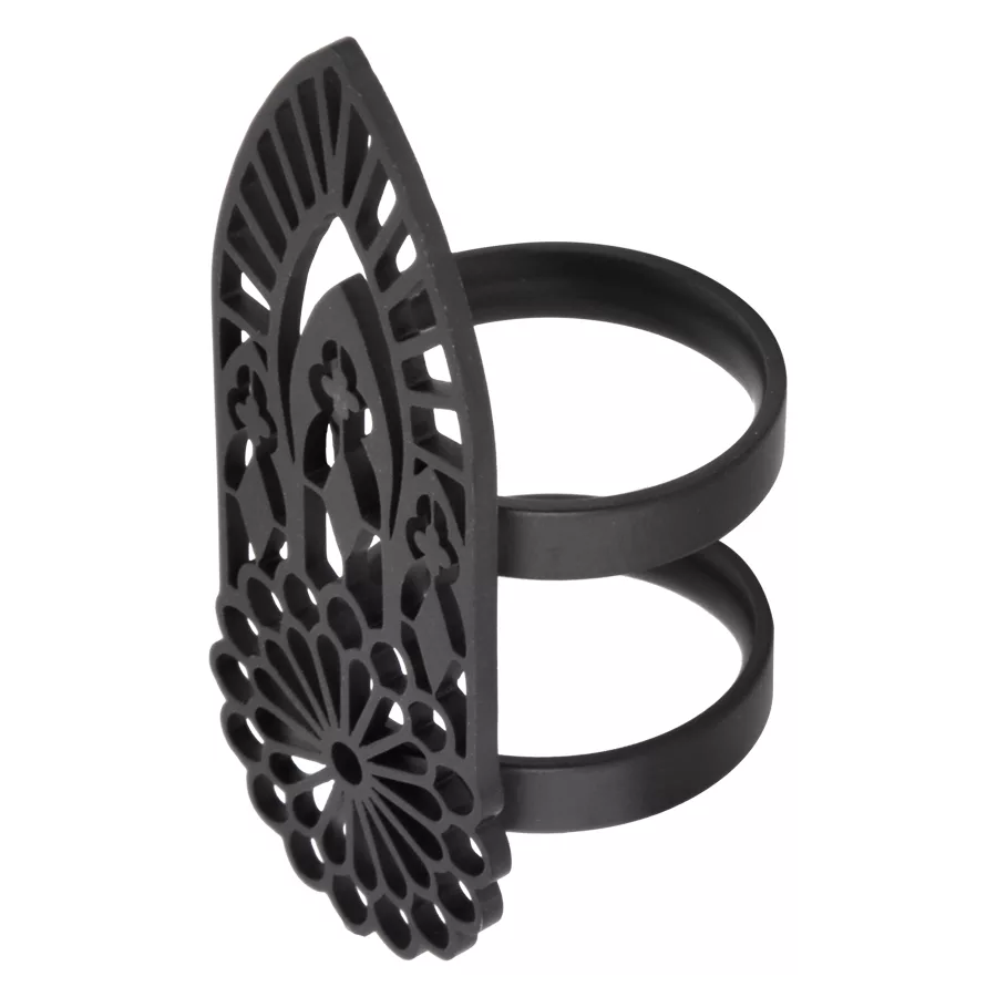 Anello nero in acciaio chirurgico con motivo dettagliato di basilica su sfondo bianco