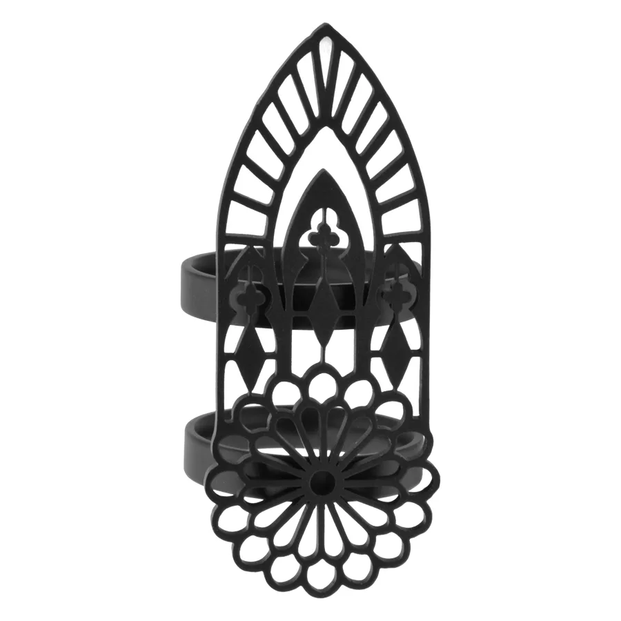 Anello nero con design gotico in acciaio chirurgico su sfondo bianco