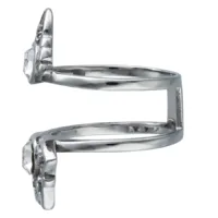 Anello color argento in acciaio chirurgico con cristallo chiaro, misura 17mm, su sfondo bianco