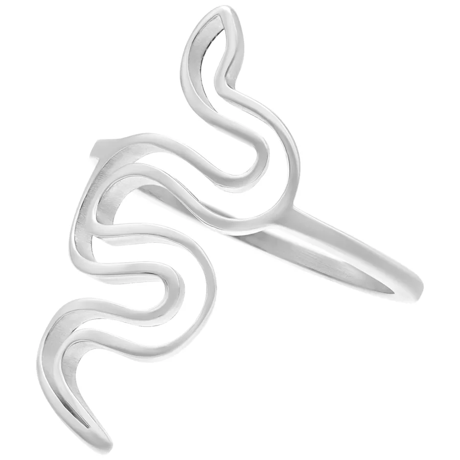 Anello a forma di serpente color argento in acciaio chirurgico su sfondo bianco