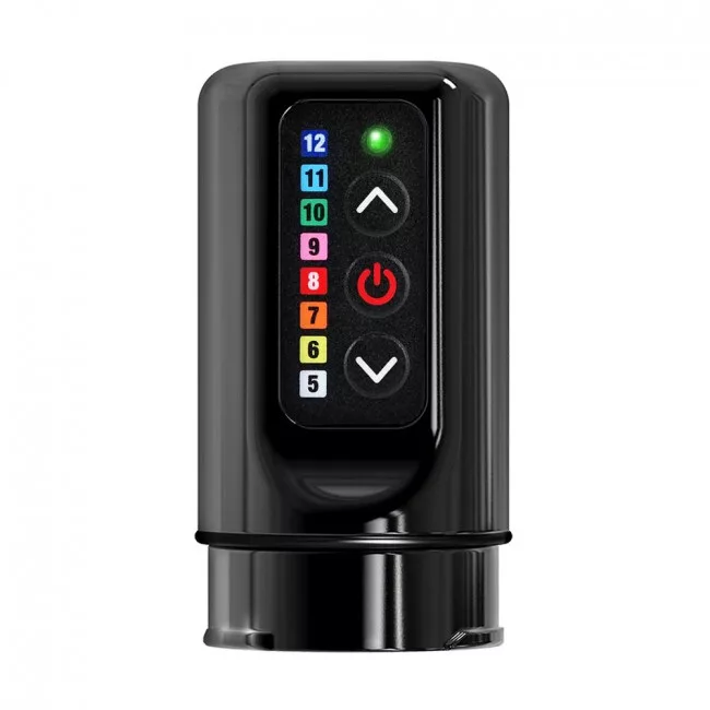 Batteria aggiuntiva nera FK Irons Flux Powerbolt con display LED su sfondo bianco