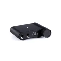 Alimentatore Nero Piranha con display digitale e due porte su sfondo bianco