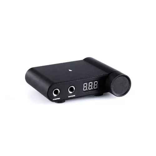Alimentatore Nero Piranha con display digitale e due porte su sfondo bianco