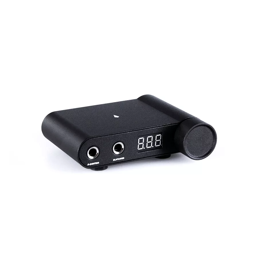 Alimentatore Nero Piranha con display digitale e due porte su sfondo bianco
