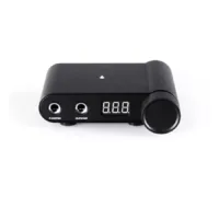 Alimentatore nero con display digitale su sfondo bianco