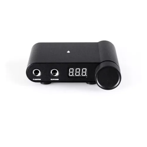 Alimentatore nero con display digitale su sfondo bianco