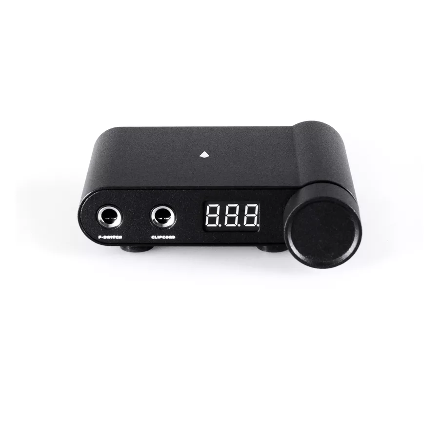 Alimentatore nero con display digitale su sfondo bianco