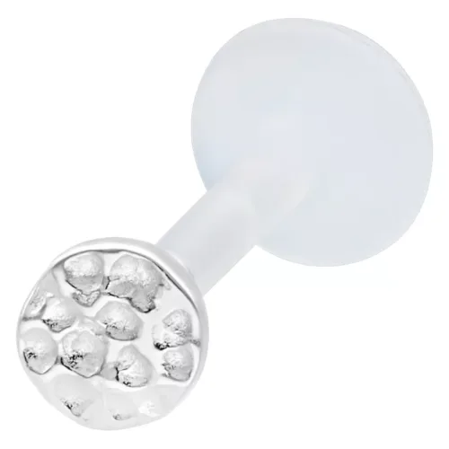 Piercing labret in argento con finitura martellata su sfondo bianco