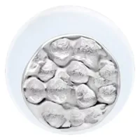 Primo piano di un labret in argento con superficie martellata su sfondo bianco