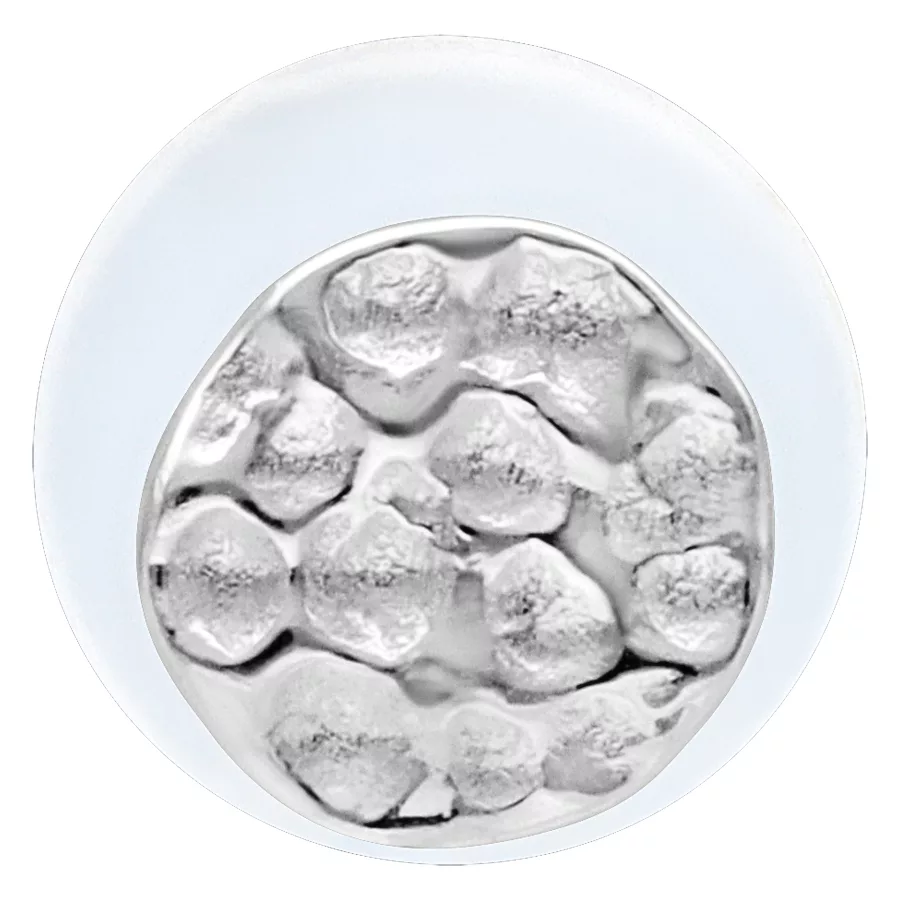 Primo piano di un labret in argento con superficie martellata su sfondo bianco