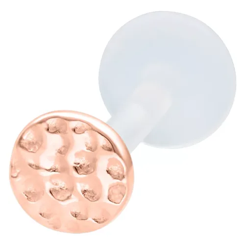 Labret piercing in oro rosa, lungo 11 mm, con superficie martellata su sfondo bianco