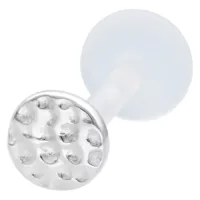 Labret in argento con superficie martellata su sfondo bianco