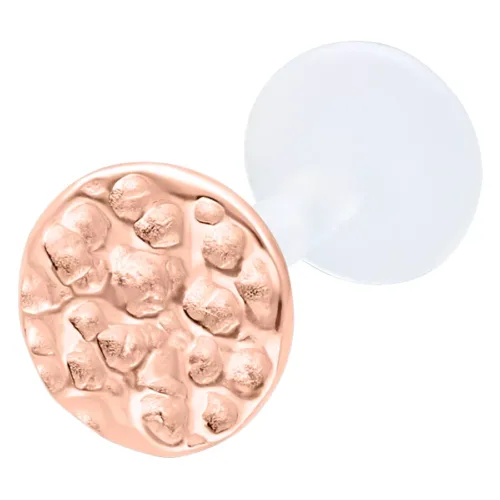 Labret Push Fit in oro rosa con grande disco martellato su sfondo bianco
