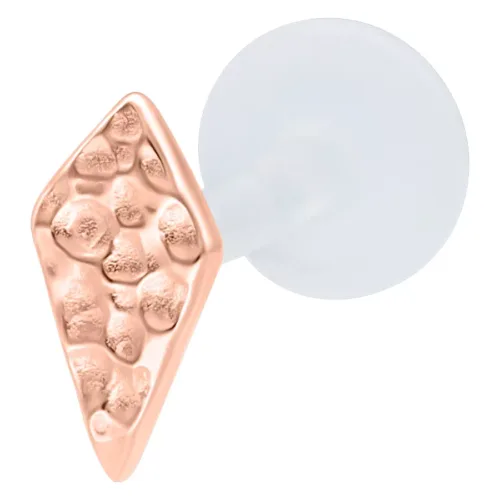 Labret a forma di rombo in oro rosa con design martellato su sfondo bianco