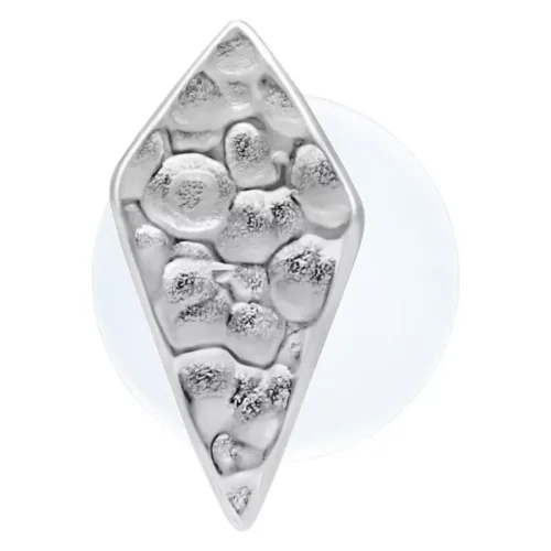 Labret romboidale in argento con design martellato su sfondo bianco