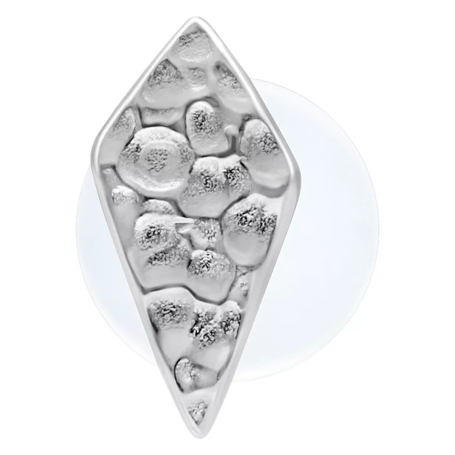 Labret romboidale in argento con design martellato su sfondo bianco