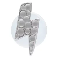 Labret in argento a forma di fulmine con motivo martellato su sfondo bianco