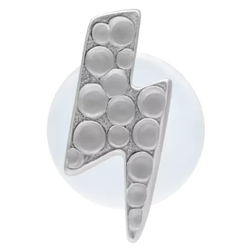 Labret in argento a forma di fulmine con motivo martellato su sfondo bianco