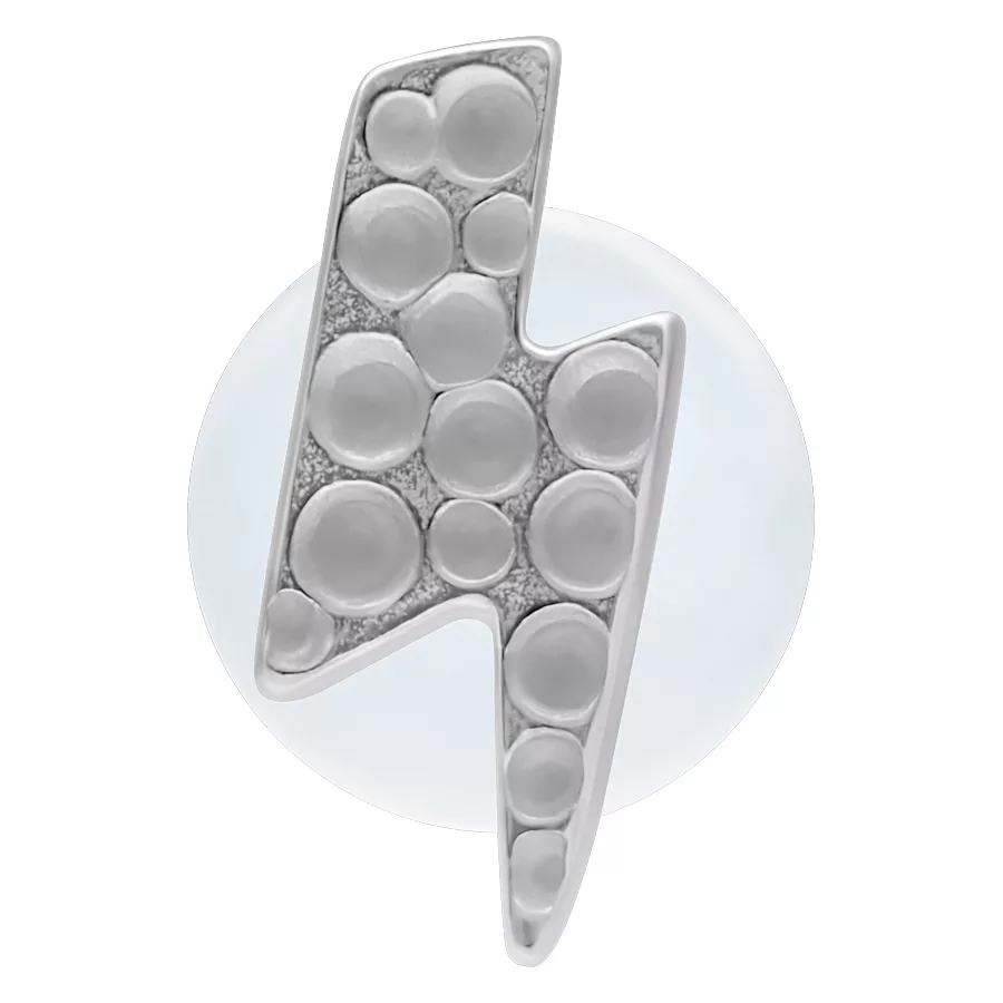 Labret in argento a forma di fulmine con motivo martellato su sfondo bianco