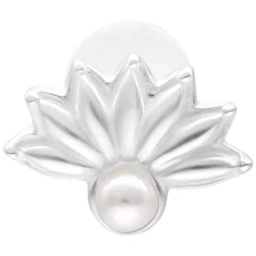 Labret in argento con motivo di pavone e perla su sfondo bianco