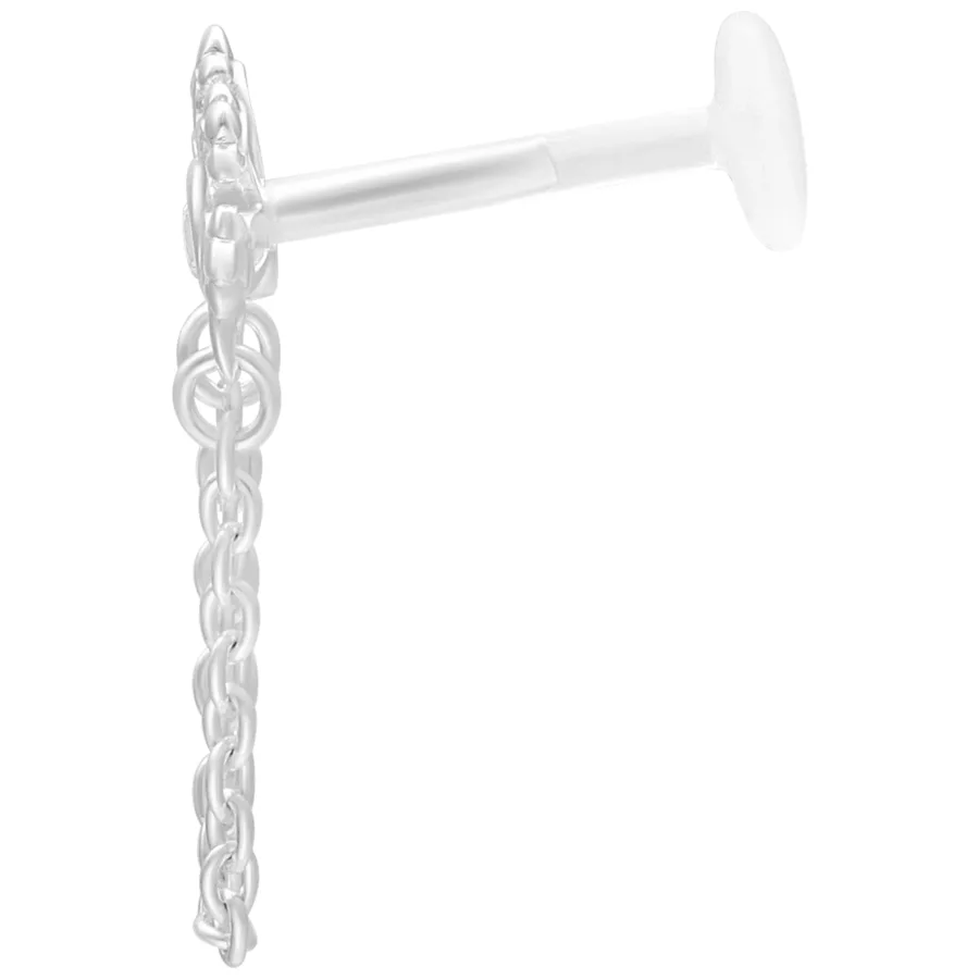 Labret color argento con cristallo e dettaglio a catena su sfondo bianco