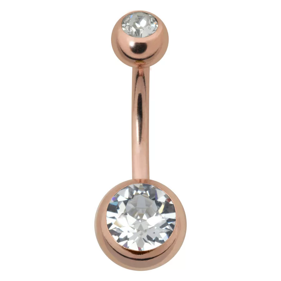 Piercing all'ombelico in oro rosa con due pietre cristalline su sfondo bianco
