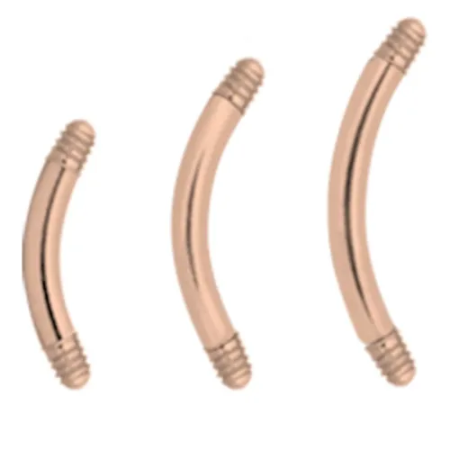 Drei gebogene Stäbe aus roségoldenem Chirurgenstahl auf weißem Hintergrund