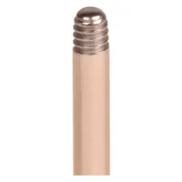 Primo piano di un labret in titanio rosa oro con filettatura esterna su sfondo bianco
