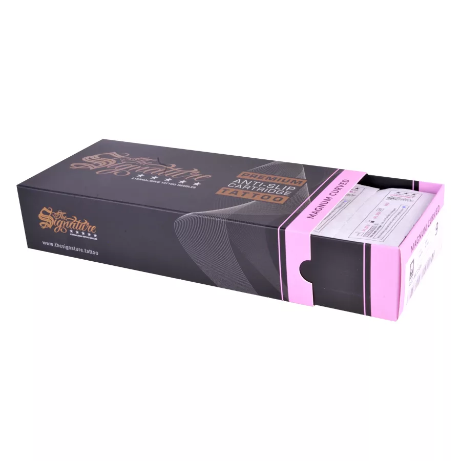 Scatola nera con Magnum Curved Cartridges su sfondo bianco