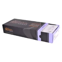 Cartucce Magnum in scatola nera Scatola nera con cartucce Magnum, aperta lateralmente, su sfondo bianco
