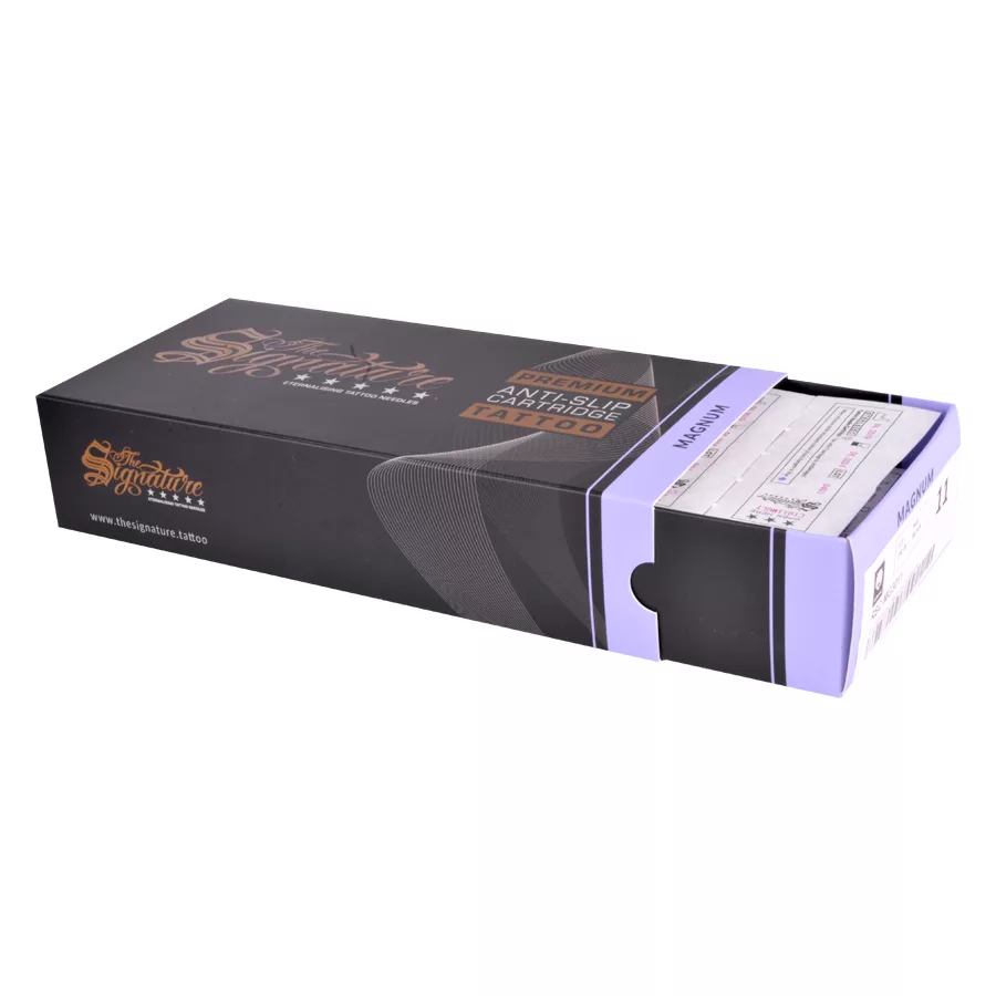 Cartucce Magnum in scatola nera Scatola nera con cartucce Magnum, aperta lateralmente, su sfondo bianco