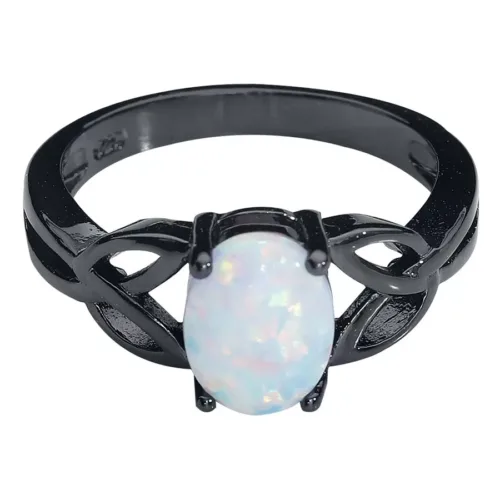 Anello nero in acciaio chirurgico con opale bianco su sfondo neutro