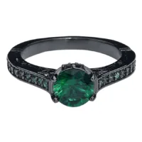 Anello nero in acciaio chirurgico con cristallo verde smeraldo su sfondo bianco