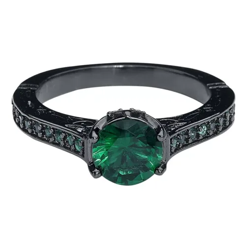 Anello nero in acciaio chirurgico con cristallo verde smeraldo su sfondo bianco