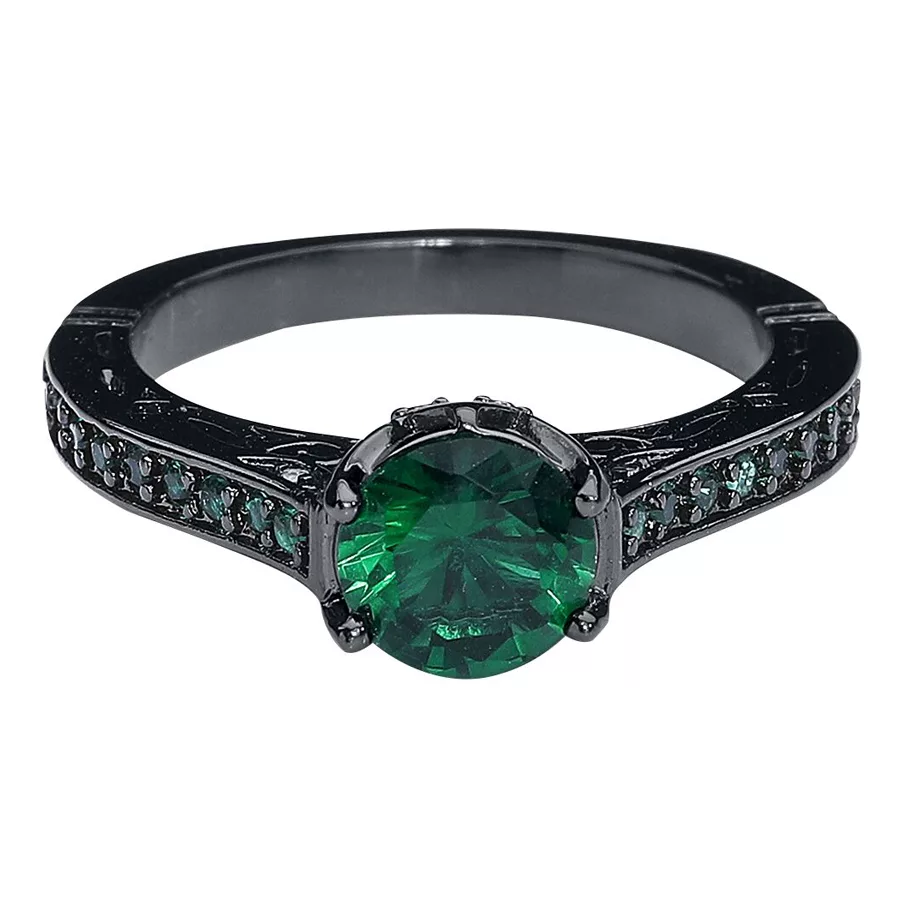 Anello nero in acciaio chirurgico con cristallo verde smeraldo su sfondo bianco