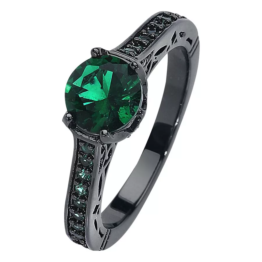 Anello nero in acciaio chirurgico con cristallo verde smeraldo su sfondo bianco