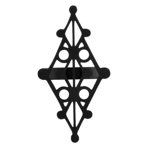 Anello nero con motivo a rune in acciaio chirurgico su sfondo bianco