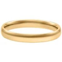 Semplice anello dorato in acciaio chirurgico, misura 17,0 mm, su sfondo bianco