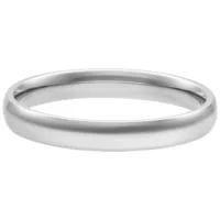 Anello semplice e lucido in acciaio chirurgico argentato su sfondo bianco