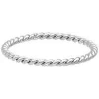 Anello intrecciato in acciaio chirurgico argento su sfondo bianco