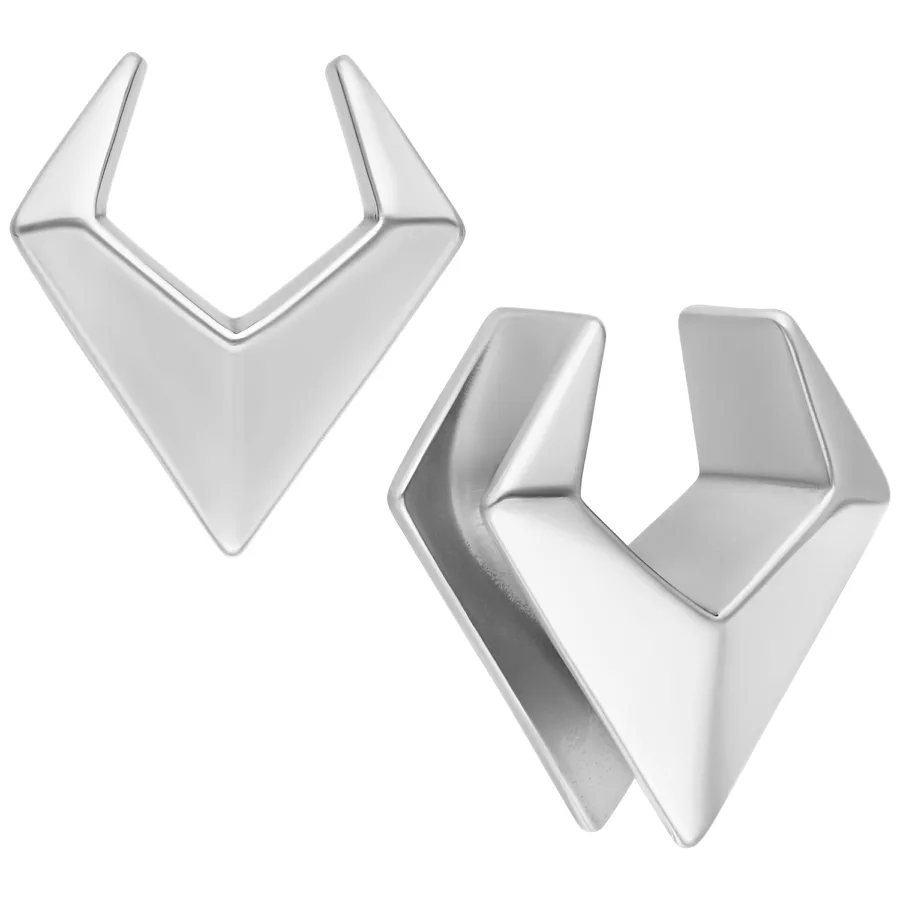 Due Ear Saddles Arrow Piercing in argento in acciaio chirurgico 316L su sfondo bianco