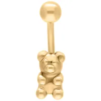 Piercing all'ombelico dorato a forma di orsetto su sfondo bianco
