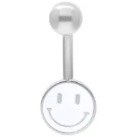 Piercing all'ombelico argento con ciondolo smiley bianco su sfondo bianco